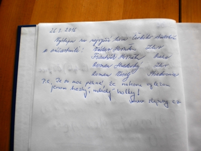 A nezbytný zápis do návštěvní knihy v restauraci Milešovka.