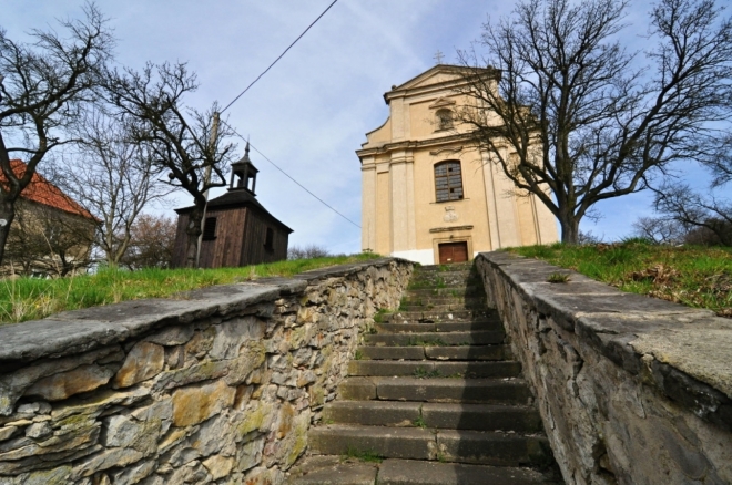 Kostel sv. Petra a Pavla v Sutomi je významnou národní památkou. Jde o krajinnou dominantu a najdeme jej v severní části obce.