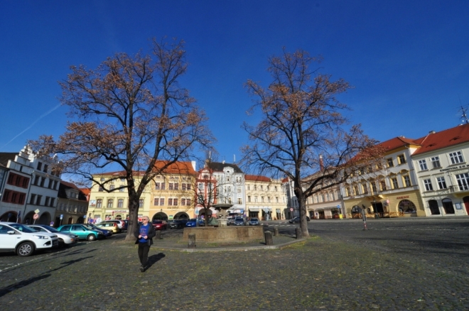 Mírové náměstí - Kamenná kašna. Opět fotím širokoúhlou Tokinou 11-16mm.