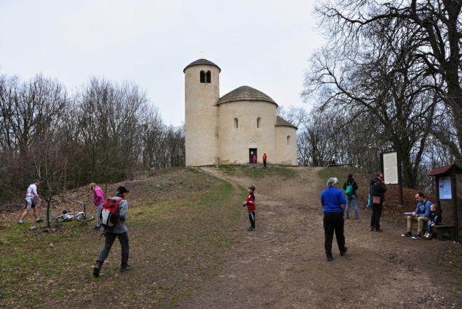 Románská rotunda sv. Jiří a sv. Vojtěcha.