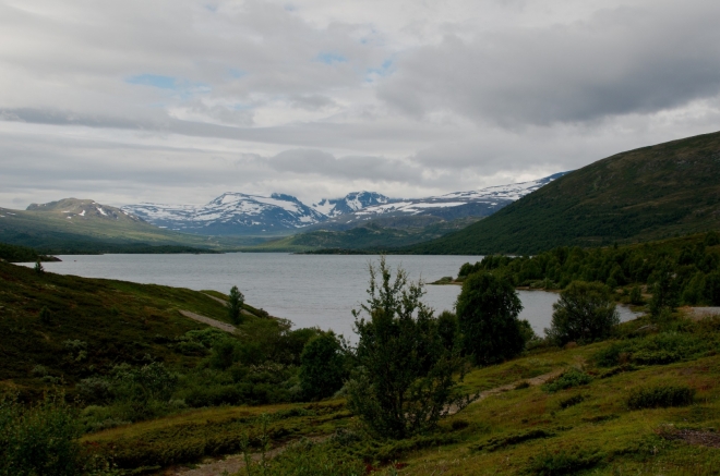 Zastavujeme na okraji asi 6 kilometrů dlouhého jezera Øvre Sjodalsvatnet a pořizujeme prvních pár fotek z tohoto dne. Již jsme velmi blízko Besseggenu.