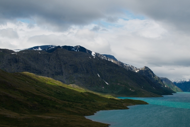 Už nám ani nepřijde divné, jak se z jezera prudce zvedají vysoké hory. V Norsku naprostá samozřejmost.