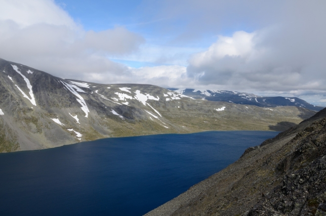 První pořádný pohled na jezero Bessvatnet. Ta modrá barva opravdu není nijak dodatečně zvýrazněná…