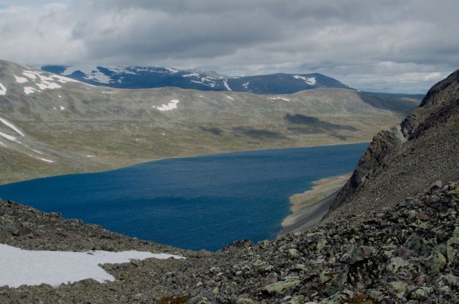Jezero Bessvatnet je o poznání menší než Gjende, zhruba trojnásobně, na druhou stranu ho vidíme více zblízka vzhledem k jeho vyšší nadmořské výšce.