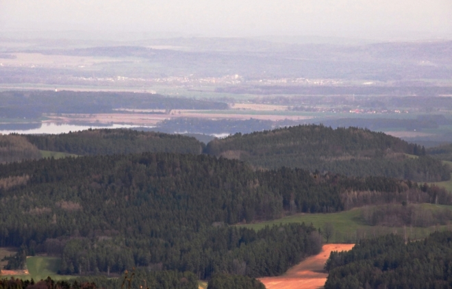 Výhledy k Dehtáři a náznak vzdálené (rodné) Zlivi.