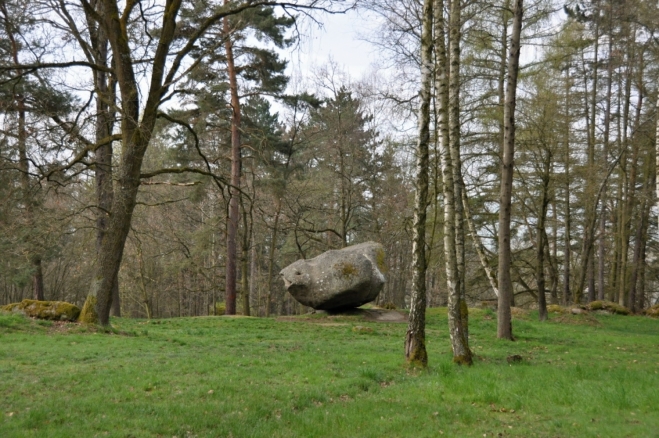 V okolí viklanuje spousta jiných velkých kamenů, ale samotný viklan žádný z nich neomezuje.