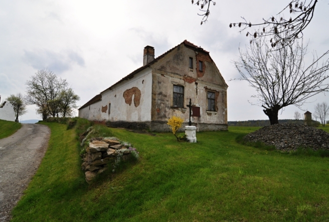 V obci Výheň, byl v roce 1825 proveden slavnostní výkop na trase budoucí koněspřežky, kterého se zúčastnil stavitel dráhy František Antonín Gerstner. Zde začíná naše vandrování Pomalším.