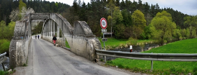 Most přes Malši spojuje Pořešín s Besednicí.
