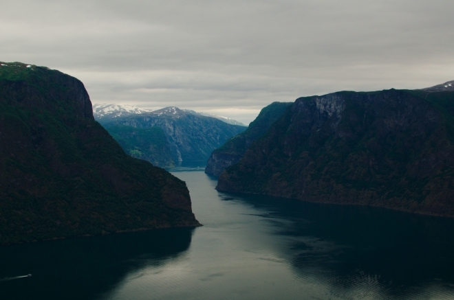 Z krajiny čiší neuvěřitelný klid. Užíváme si výhledy na Aurlandsfjorden, jenž je jedním z koncových ramen Sognefjordu, nejdelšího a nejhlubšího ze všech norských fjordů. Dnes po ránu je to samé nej.