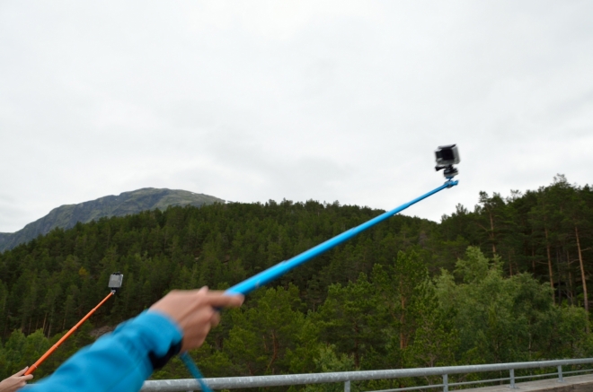 Souboj selfie tyčí. Kdopak ji má asi delší?
