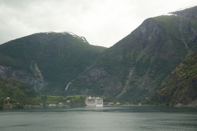 Za Aurlandsvangenem pokračujeme v našem dnešním velkém putování na jih. Na konci Aurlandsfjordenu leží vesnice Flåm, kde začíná (či končí) slavná železnice Flåmsbana, jedna z nejprudších a nejmalebnějších tratí na světě. Svézt se nicméně z časových i finančních důvodů neplánujeme.