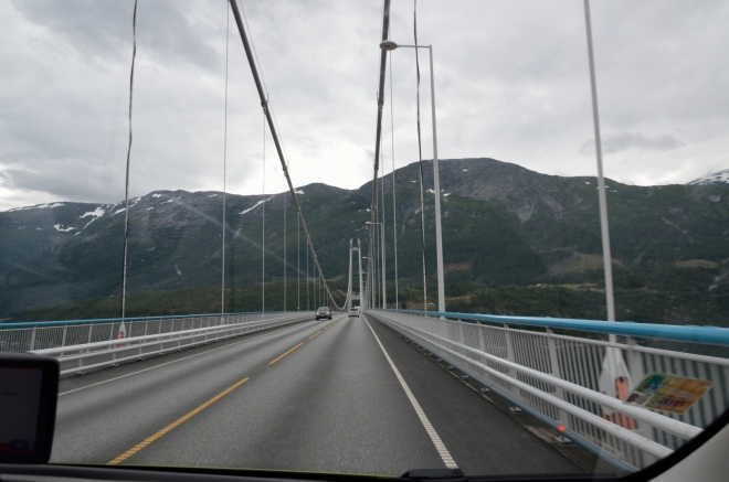 Následuje tento nádherný most přes Hardangerfjord a za ním ještě kratičký tunel s dalším podzemním kruháčem. Druhý z existujících mostů přes tento fjord je vzdálen asi 110 km vzdušnou čarou a jinak zbývá jen drahý trajekt nebo stakilometrové objížďky. Není tedy divu, že si Norové za přejezd mostu účtují 150 NOKů (450 Kč).