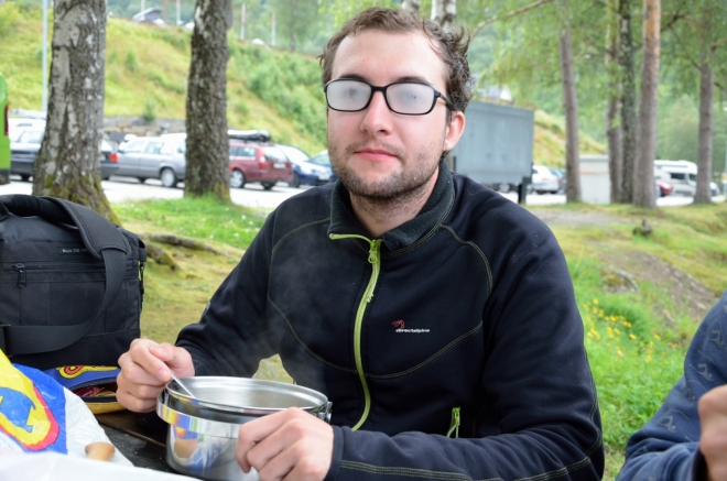 Teplá polévka k obědu bodne. Možná jsme ji ale ohřáli až moc, chudák Honza teď ani nevidí, co jí.