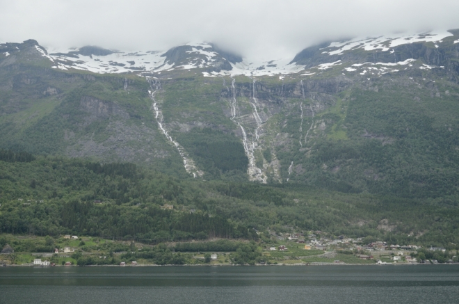 Nyní přejíždíme podél východního pobřeží Sørfjordenu až k jeho špičce na jihu, fjord je dlouhý asi 38 kilometrů. Druhý břeh je skoro celou dobu vzdálený méně než dva kilometry, ale autem by se tam jelo opravdu dlouho.