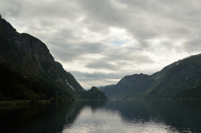 Projeli jsme město Odda, jež okupuje špičku fjordu, a nyní jedeme dále na jih podél neméně líbivého jezera Sandvevatnet. Nebojte se, že bychom vás o něco ošidili, do Oddy se ještě vrátíme.