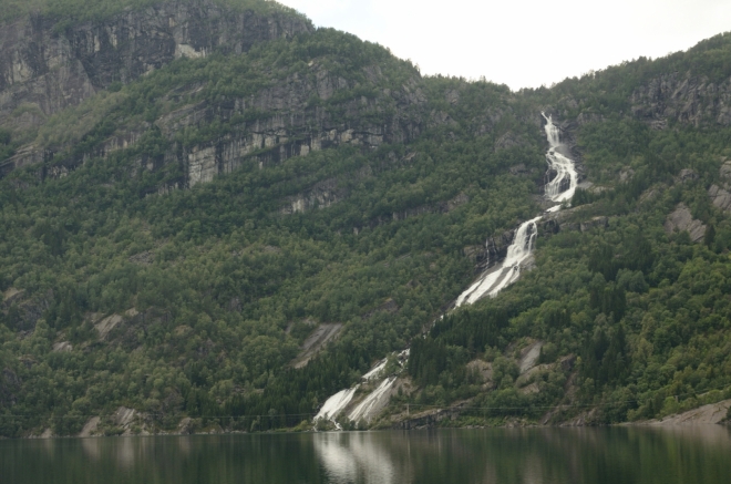 Fossen! A hned naproti kemp, tam dnes ještě zajedeme.