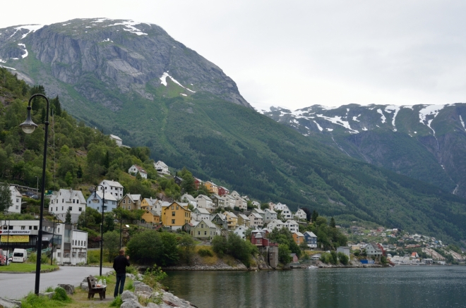 Okrajové čtvrti Oddy, tady by se to bydlelo. Z jedné strany fjordu se svahy zvedají k velkému ledovci Folgefonna, …