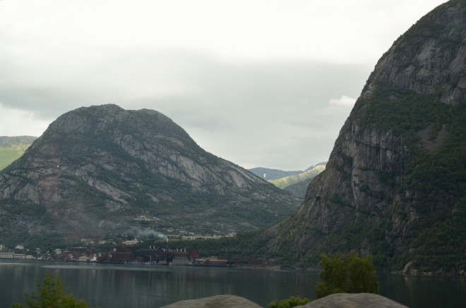Výhled na vesnici Tyssedal na protějším břehu, odkud se vyráží na proslulou Trolltungu.