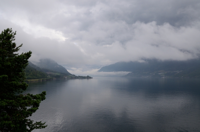 Sørfjorden v půl desáté, déšť už se valí někam jinam.