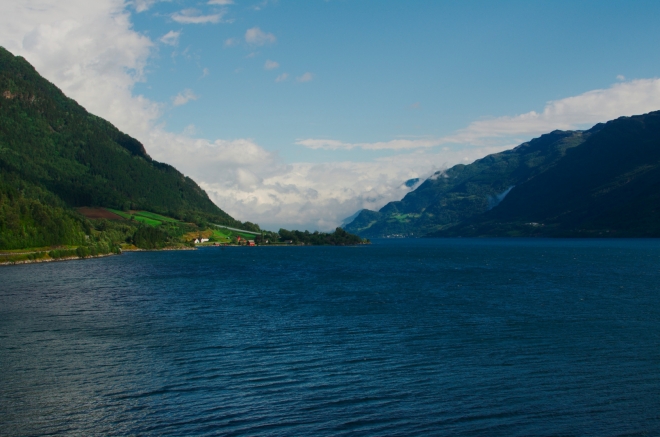 Sørfjorden v půl jedenácté. I když je teď poměrně hezky, počasí už nad námi pro dnešek vyhrálo, budeme muset změnit plány.
