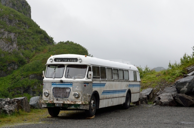 Při hrázi je zaparkován takovýto historický autobus, připomínající spíše klasické americké autobusy než ty současné evropské.