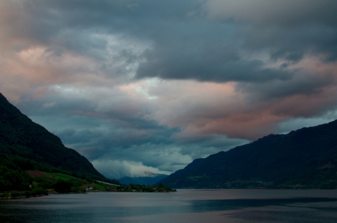 Sørfjorden o hodinu později. Západ slunce je dnes snad ještě krásnější než včera.