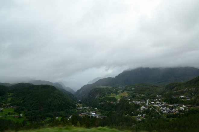 Návrat do údolí Sørfjordenu. Ještě předtím jsme si samozřejmě náležitě užili vývrtku, pravá polovina vozu natlačená na bočních sklech.
