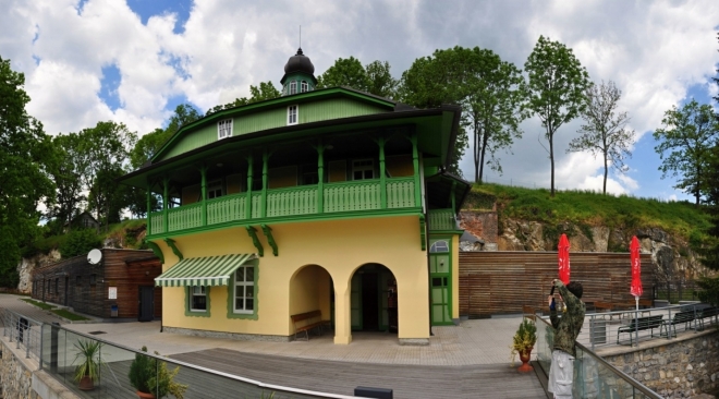 U Mladečské jeskyně.