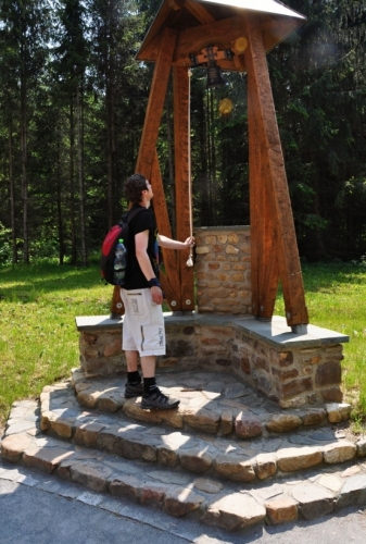 Zvonička. Lukáš zazvonil a tím už dnes nesměl do krčmy na pivo. Byla to totiž pivnička.