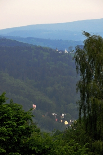 Výhled na Českou ves dokazuje, jak vysoko jsou lázně položeny.