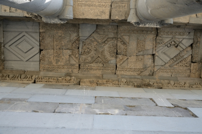I když to tak z dálky nevypadá, současná stavba je převážně skládačkou z trosek původního chrámu, jenž byl roku 1679 zničen zemětřesením (ta jsou v Arménii docela častým jevem). Obnovy se chrám dočkal až po 300 letech.