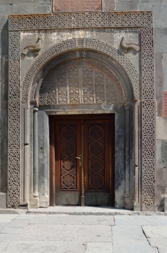 Hlavní vchod do kaple