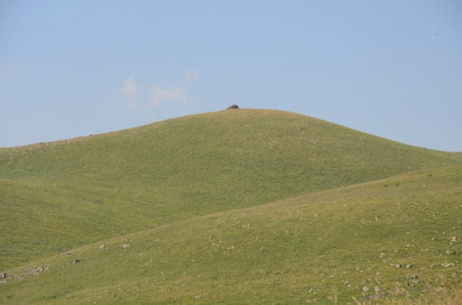 Typický zaoblený kopec v Geghamách