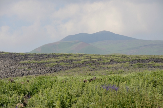 Na severovýchodě vidíme Aždahak, nejvyšší vrchol Gegham (3597 m). Ten bude naším cílem zítra, nyní už bychom se potřebovali urychleně dostat k jezeru.