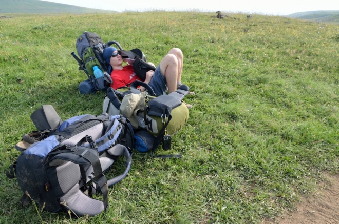 Po dnešním úmorném pochodu a pěkných zážitcích z poslední hodiny si závěr dne užíváme a máme téměř výbornou náladu. Vše se zdá v nejlepším pořádku, a za chvíli už budeme u jezera, kde se utáboříme, uvaříme spoustu jídla, vykoupáme se a vyspíme na zítřek. Může se snad ještě něco pokazit?