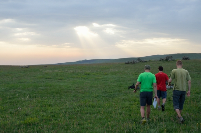 Průzkumníci. Odkládáme batohy a opatrně se rozhlížíme, kde bychom mohli postavit stany, aniž bychom riskovali, že zase budeme muset utíkat.