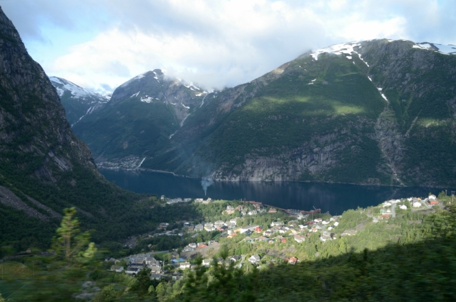 Podruhé během dvanácti hodin vyjíždíme pod Trolltungu. Na fotce vesnice Tyssedal a samozřejmě Sørfjorden, vše z jedoucího auta.