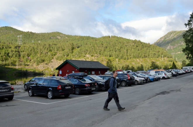 Před půl devátou už se Michal spokojeně prochází po parkovišti, kde začíná výstupová trasa na Trolltungu. Je zřejmé, že dnes půjde vyloženě o masovou záležitost, snad bude alespoň okolní příroda stát za to. Asi bude, jinak by sem tolik lidí nejezdilo.
