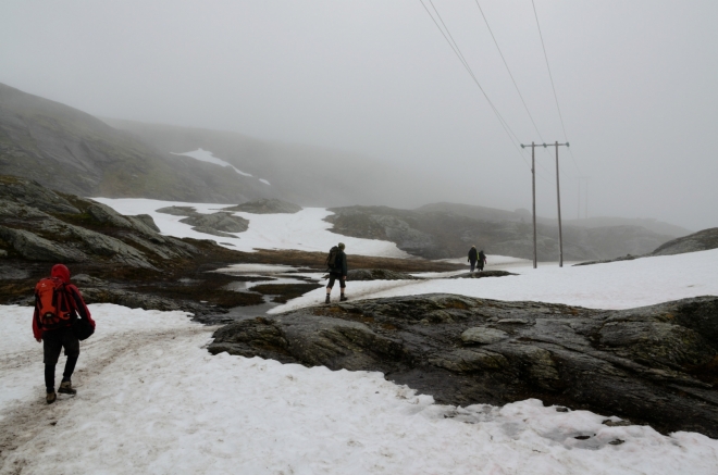 Počasí je čím dál mlžnější a chladnější. Jestli se oblačnost nezvedne, z Trolltungy neuvidíme nejspíše vůbec nic.