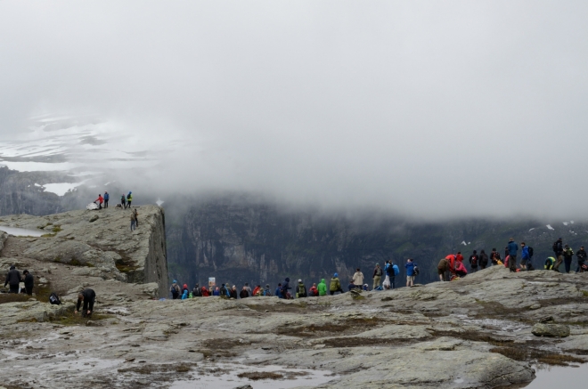 Že už bychom byli u Trolltungy? Sice ji ještě nevidíme, ale davy postávajících lidí napovídají, že tam někde dole bude.