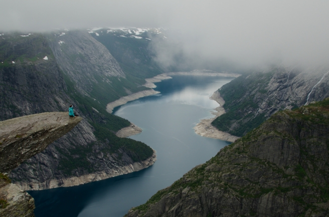 Toto už je skutečná Trolltunga neboli Trolí jazyk, šli jsme sem asi čtyři hodiny. Najednou nám počasí zase přeje – mraky se zvedají a nám se otevírají pohledy na skoro celé jezero.