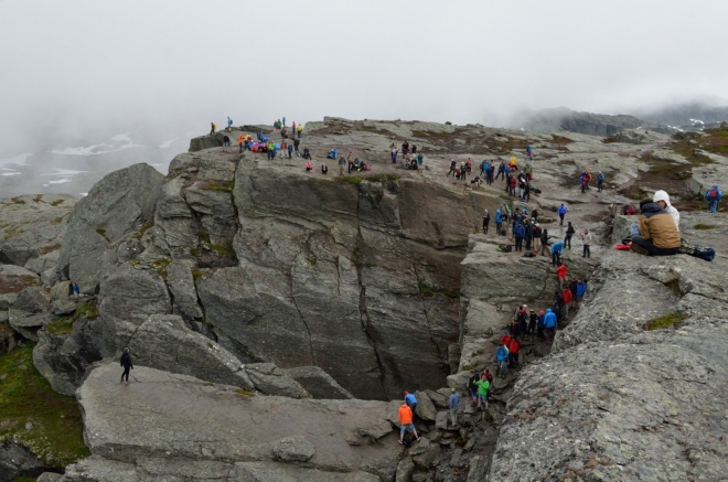 Je obdivuhodné, kolik lidí je ochotno ujít náročný 22kilometrový trek jen kvůli Trolltunze.