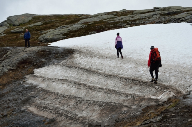 Tato paní nezvolila úplně nejvhodnější obuv, a tak byla místy sotva schopná udělat pár kroků. Mezi dnešními návštěvníky Trolltungy nic výjimečného.