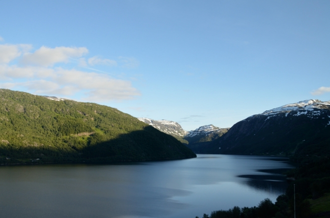 Jezero Røldalsvatnet. Jako by nám Norsko chtělo poděkovat za to, že už odjíždíme, vše je krásně prozářeno sluncem.