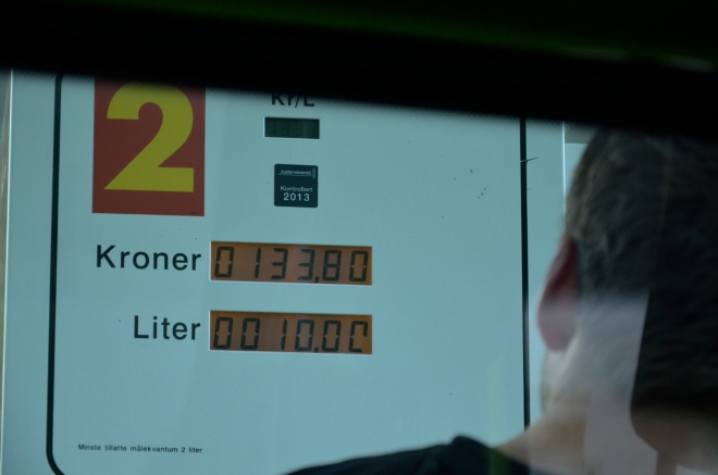 Už jsme dlouho netankovali. Automat nám bůhví proč povoluje načerpat jen deset litrů nafty, na víc asi nemáme nárok. Zítra budeme muset na pumpu zas.