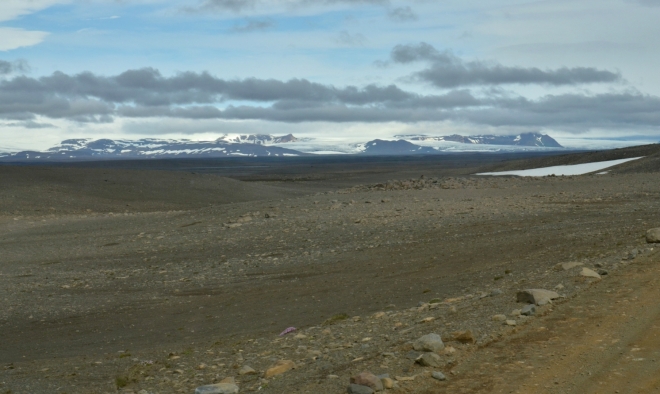 Ledovec Hofsjökull pokrývá hory vystupující z vnitrozemské vysočiny. Ostatně, téměř každé hory či sopky nad 1000 m jsou na Islandu pokryté ledovcem.