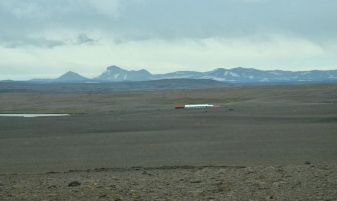 Jedna z pár budov, které po cestě vidíme. Na obzoru Vatnajökull, největší ledovec Islandu a druhý nejrozlehlejší v Evropě.