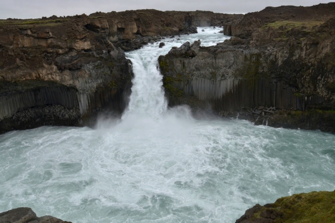 Aldeyjarfoss měří 20 m, na Islandu to tedy není žádný dlouhán, ale výšku si vynahradí krásou. Jde o nejhezčí vodopád, který jsme tam viděli.