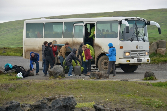 Autobus cestovky Viking travel s německými turisty, který nás zachránil uprostřed pustiny. Uprostřed fotky průvodkyně, typická Islanďanka s blond vlasy.