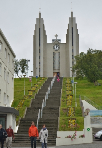 Kostel Akureyrarkirkja z roku 1940, od stejného architekta jako Hallgrímskirkja v Reykjavíku. Uvnitř jsou nádherné vitráže, takže jeho návštěvu určitě můžeme doporučit.